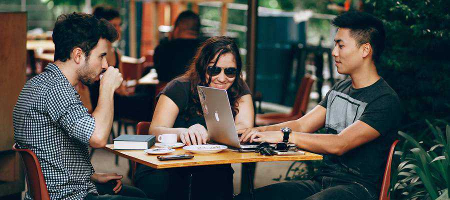 meeting-people computer outside coffee